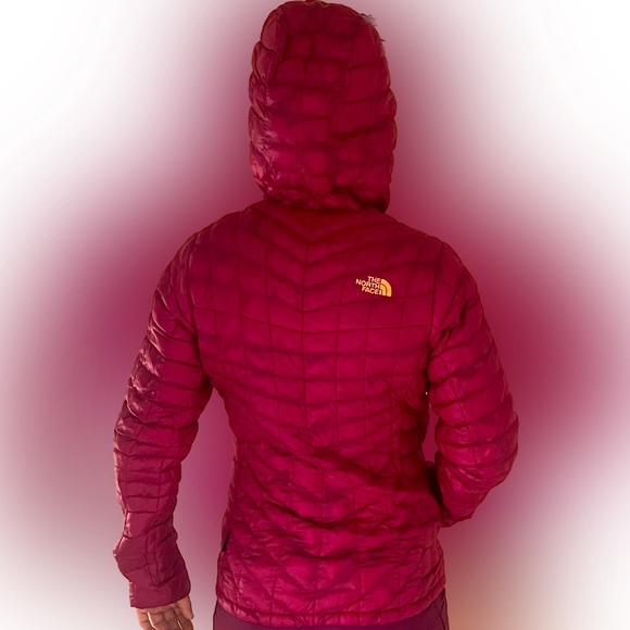 Women’s North Face Thermoball Hoodie magenta pink size XS jacket micro puff - Picture 8 of 12